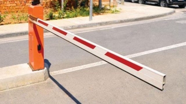 Cudia në Tiranë, 45-vjeçari i vë traun e hekurit sheshit