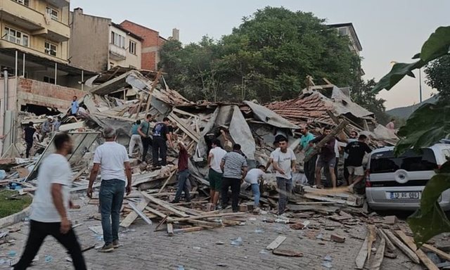 Tërmeti i foftë në Turqi, shemben ndërtesat, disa të