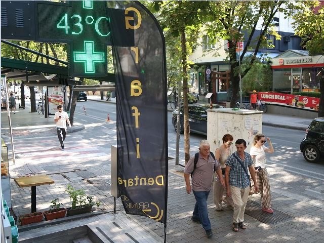 FOTO lajm, i nxehti ekstrem, temperaturat në Tiranë mbi 43 gradë
