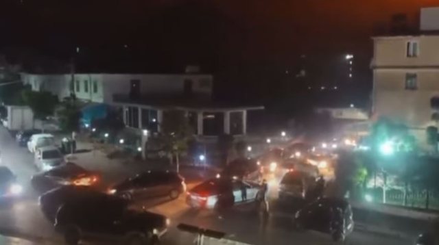 Zjarret rrethojnë Delvinën, rrugët mbushen me makina,