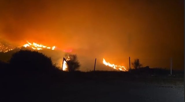 Zjarret rrethojnë Delvinën, rrugët mbushen me makina,