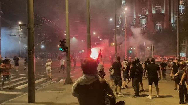 Përleshje mes protestuesve dhe policisë në Serbi, disa të