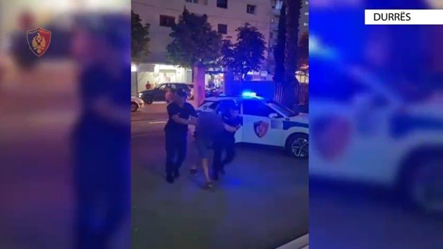 Në ‘arrest shtëpie’ i ofroi marrëdhënie seksuale