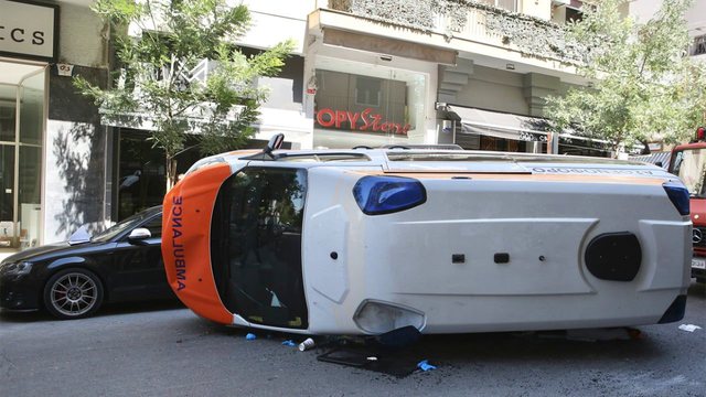 E rëndë në Greqi, ambulanca përmyset gjatë rrugës