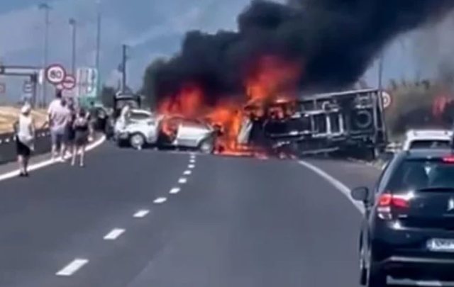 Aksidenti me 3 viktima në Greqi/ Makina u përplas me kamionin,