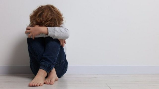 Si ta kuptoni që fëmija ndjehet i injoruar? Ja 5 shenjat kryesore