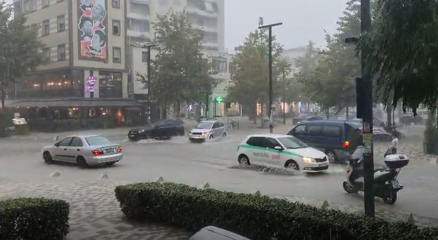 Stuhia e fuqishme shkakton probleme në Vlorë, prani uji në disa