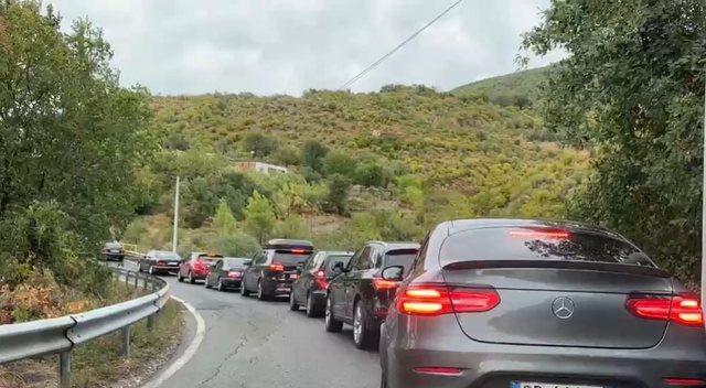 Stuhia tremb pushuesit, trafik i dendur nga bregdeti në Lezhë e