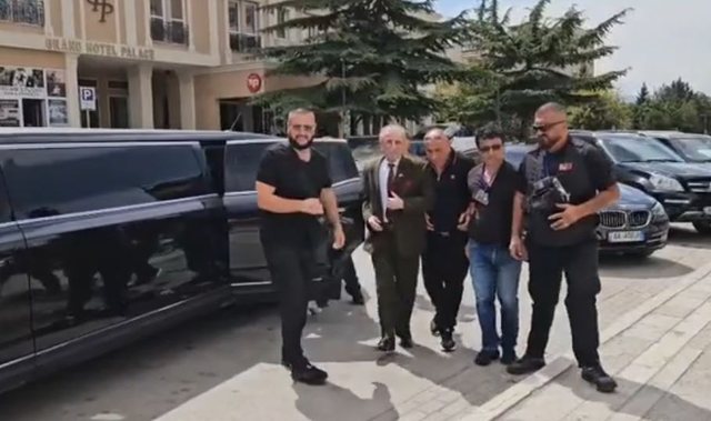 "Kryeministri në hije", Pilinci me limuzinë luksoze në