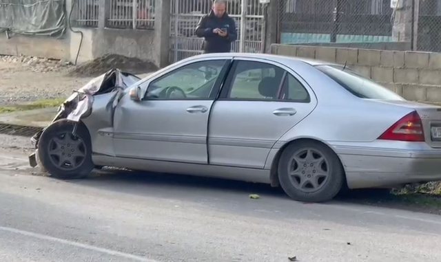 Aksident në Fier/ Përplasen dy automjete, plagoset 31-vjeçarja
