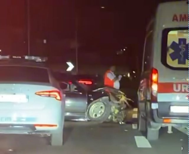 Aksident në Unazën e Madhe të Tiranës, makina përplaset