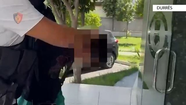 Kryen mardhënie seksuale me dhunë me italianen në plazh,