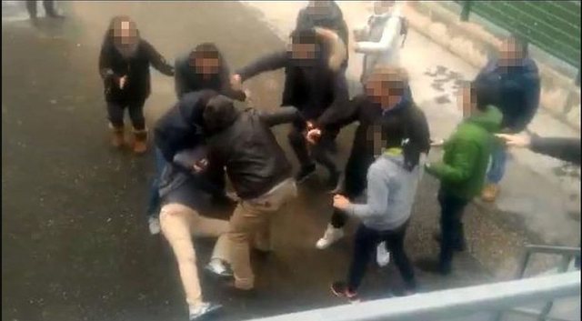 E rëndë/ 29 vjeçari godet me thikë dy vëllezërit