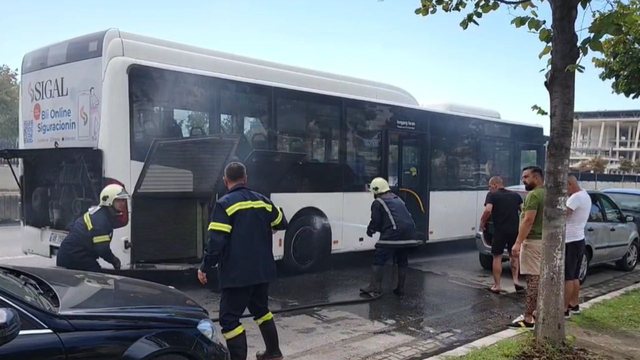Autobusi i linjës Durrës- Plazh merr flakë në lëvizje