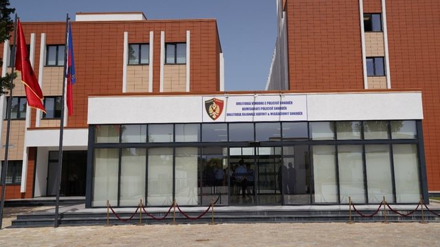 Gjendet i pajetë 43-vjeçari në oborrin e një magazine