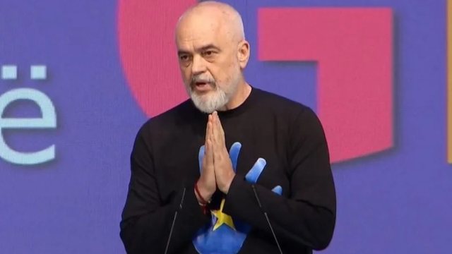 Ktheu në detyrë zyrtarin që ndërtoi pa leje në Ksamil,