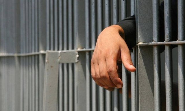 “FBI-ja greke” bastis qelitë e burgut Korydallos, gjejnë