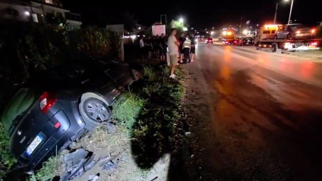 Përplasen makinat në aksin Fier-Patos, njëra përfundon