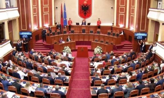 Nis seanca në Kuvend, betohen tre deputetë të opozitës,