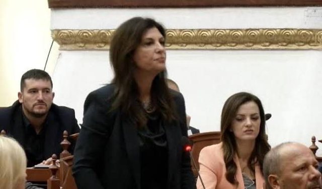 Rikthehet në Kuvend Jozefina Topalli, pas 8 viteve mungesë. Betohet si