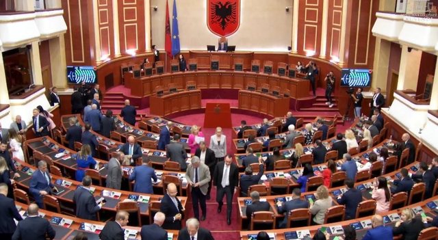 Opozita braktisi votimin, rregullorja e re e Kuvendit miratohet vetëm me