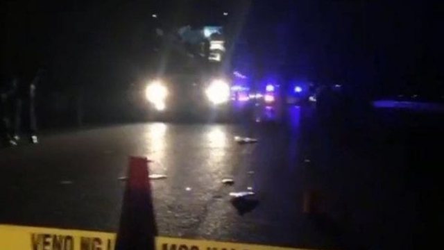 Makina "fluturon" jashtë rruge dhe përmbyset në aksin