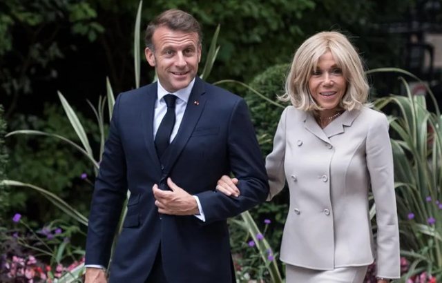 “Ka lindur mashkull”, Macron dhe bashkëshortja nisin