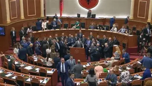 Programi dhe qeveria u miratuan mes tensioneve, zbulohet lëvizja e