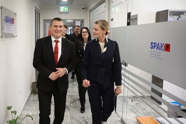 Diplomatja amerikane i shkon në zyrë Altin Dumanit pasi KLP hapi