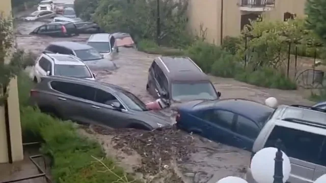 VIDEO/Momente dramatike, veturat rrëmbehen nga përmbytjet