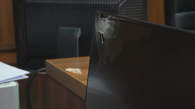Vrimat e plumbave në Apel, lule mbi tryezën e Astrit Kalasë.