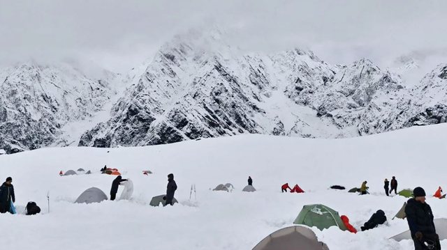 Dramë në majë të Everestit, mbi 200 alpinistë të