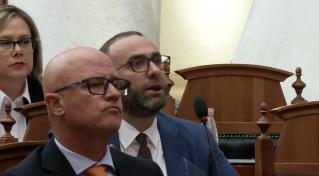 Gazment Bardhi nuk del nga salla, Peleshi ndërpret sërish punimet e