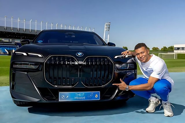 Mori BMW-në e personalizuar, por s’ka patentë, ylli i futbollit,