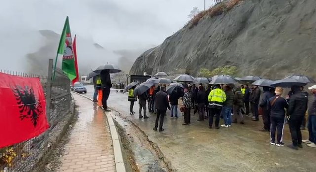 Minatorët e Spaçit vijojnë protestën nën shi e