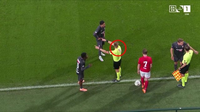 Tifozi godet gjyqtarin me gotë, ndërpritet ndeshja e kampionatit