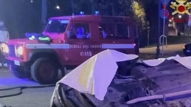 Aksident në qendër të qytetit/ Makina u përplas me