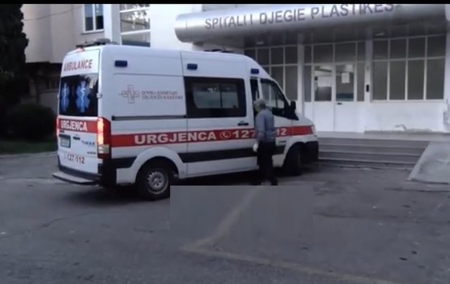 Zjarri në Maliq, nëna humbi jetën me djalin 14-vjecar, vajza