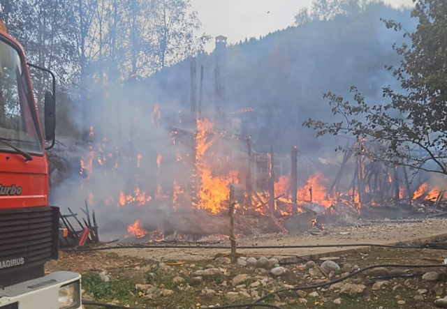 U përfshi nga flakët, ja çfarë ka mbetur nga bujtina e