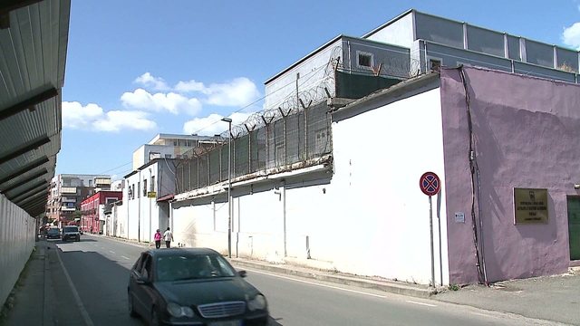 Dy të burgosurit tentuan arratisjen me litar të improvizuar,