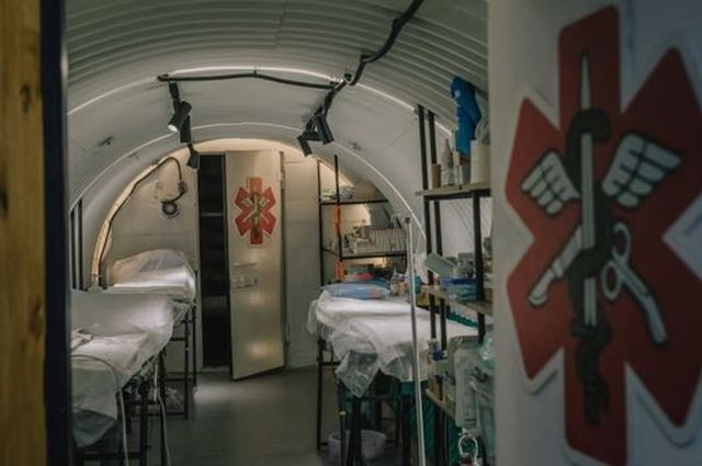 Gjashtë metra nën tokë/ Brenda spitalit sekret ku trajtohen