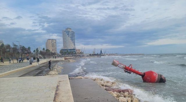 Moti i keq përfshin Durrësin, era e fortë shkëput