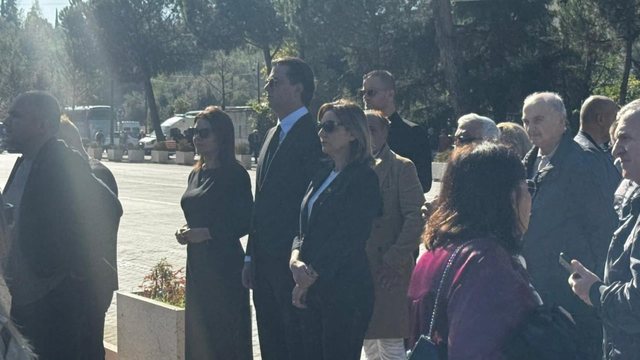 Fotot/ Grupi parlamentar i PS dhe Lulzim Basha, në pritje të homazheve