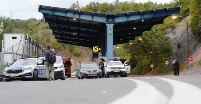 Kosova ndalon në kufi policin serb, i gjenden armë dhe municione