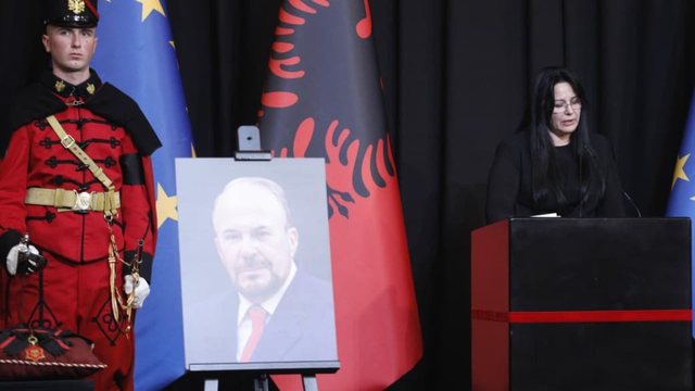 Bashkëshortja Xhoana Nano në lot: E donte këtë vend,