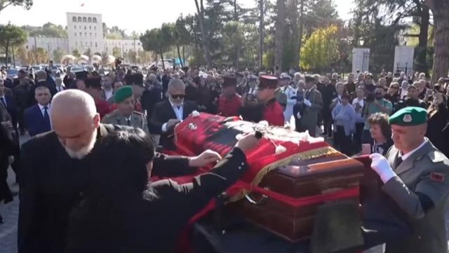 Ceremonia shtetërore për Fatos Nanon, nga karafilat e bardhë, te
