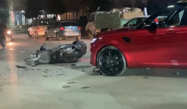 Aksident me vdekje në Fier/ Përplasen tre mjete, humb jetën