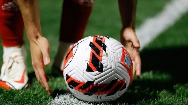 VIDEO/ Përleshje e egër midis tifozëve të Dortmundit dhe