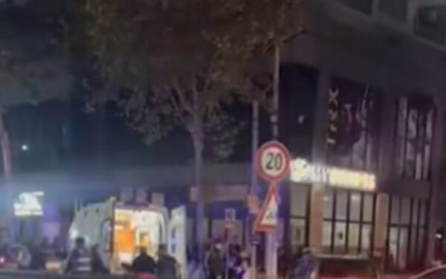 Aksident në Kamëz, automjeti me shpejtësi përplas