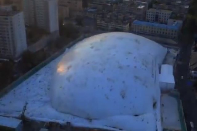 VIDEO/ Balona gjigante në kantier  ndërtimi , ja çfarë